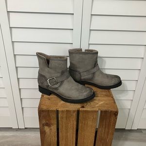 Frye Sherpa lined low leather bootie.
